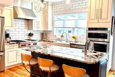 Image de Upgraded Kitchen. Walk to downtown and minutes to Boyne Mountain.
