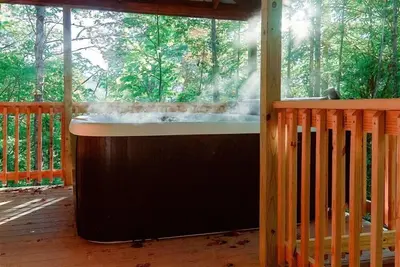 Image de 3 Cabins | 30+ | 3-Hot Tubs| DogOK | FirePit