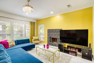 Image de Spacious Houston Home w/ Patio, Grill & Fireplace!