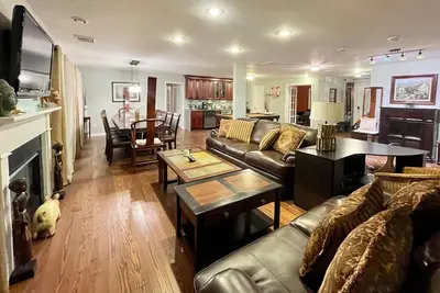 Image de 6bed\/4bath one-level Cape Cod Villa, New Listing!