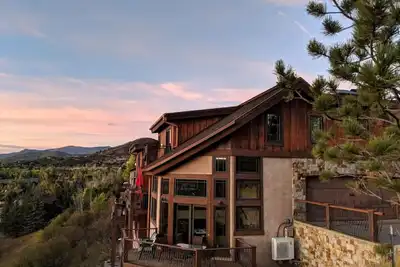 Image de Stunning sunsets, mountain views, and minutes to the mountain.