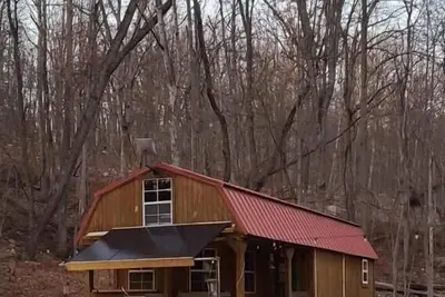 Image de Primitive Cozy off grid tiny home with Starlink
