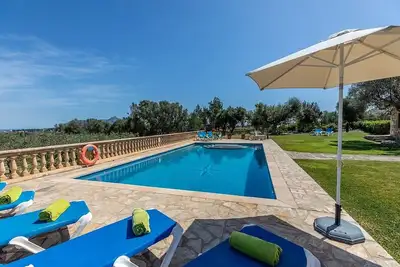 Image de Spacious Family Villa, A\/C, Private Pool, Large Garden, Idyllic Setting with Views to Pollenca Bay!