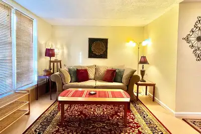 Image de A Cozy Centrally-Located Apartment