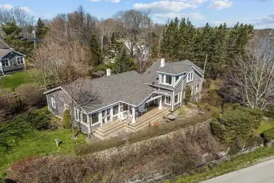 Image de Large, modern Cape Cod style cottage in oceanside charming town