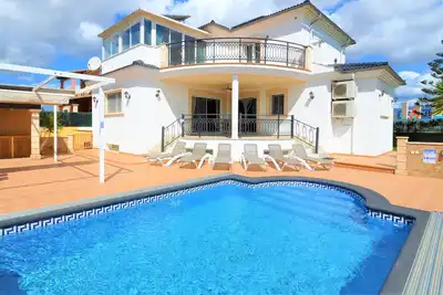 Image de Villa 'Carmela' avec piscine privée, Wi-Fi et climatisation.