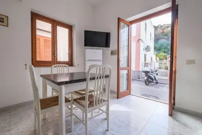 Image de Appartement de vacances \"Case Vacanza Armando Bilo Panarea\" avec terrasse partagée et Wi-Fi