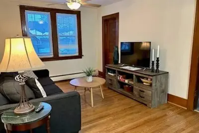 Image de Dt Libertyville Apt near Naval Base w/ 50\" Tv!