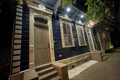 Image de 5 minute walk to French Quarter & Frenchman Street.