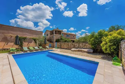 Image de Villa avec piscine, taverne et cave Ă vin
