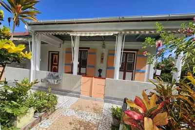 Image de Maison Familiale Authentique Dans un Jardin Créole