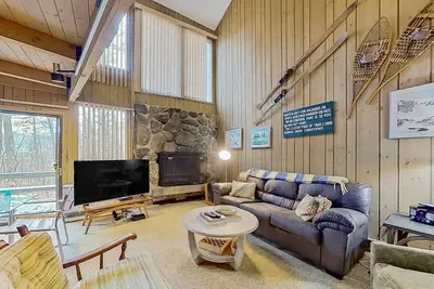 Image de 3-story condo near skiing with Ping-Pong, foosball, fireplace, balcony, & W/D