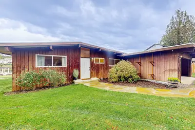 Image de Bay-front dog-friendly home on one acre of land with modern interior & W/D