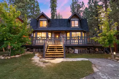 Image de Spacious Cabin • Fire Pit • Fully Fenced Backyard
