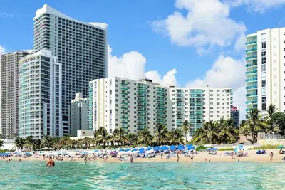 Image de Prime Location Condo | Walk to the Beach | Pool