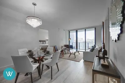 Image de Unwind in Your Amazing City View Apartment