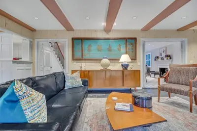 Image de TheGrey-Spacious, Eclectic, Home in a Serene Setting