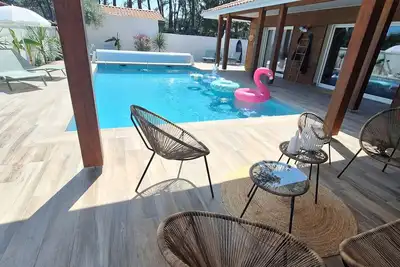 Image de Sublime villa landaise, 220m2, avec piscine chauffée, Jacuzzi, près de la mer.