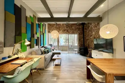 Image de Remodeled Pet Friendly Hexagon Haus