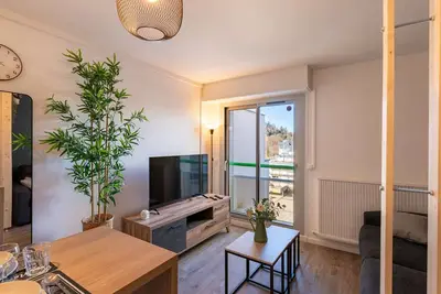 Image de Studio moderne pour 2 personnes avec cuisine équipée et Tv à Gourette