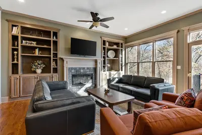 Image de Creekside Lodge - Acreage + Fire Pit + Pond +Sleeps 14