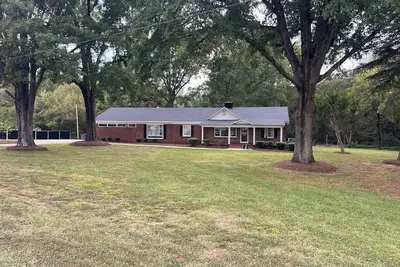 Image de Spacious ranch in the country that has it all.