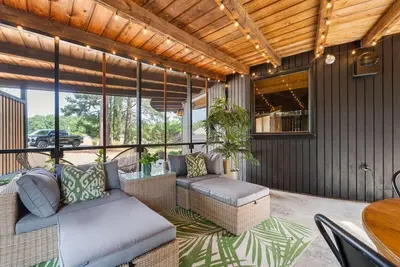 Image de Retro Retreat w/ Beaches, Pool + Tennis + Firepit