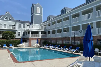 Image de Spacious 2 Bedroom, 1 Bath condo with a large living room and a nicely renovated kitchen