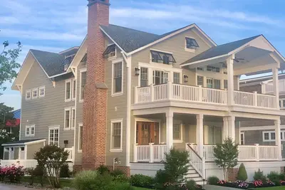 Image de 6 bedrooms 5 full baths, 2 powder rooms a heated in-ground pool and an outdoor sitting area