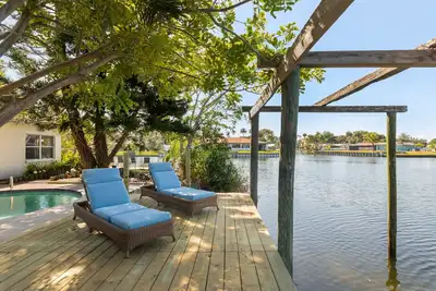 Image de Coconut cove - peaceful garden retreat with Heated pool on canal near the beach!
