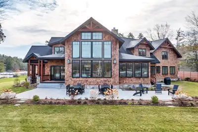 Image de New custom built Adirondack style home sleeps 16 in 6 bedrooms