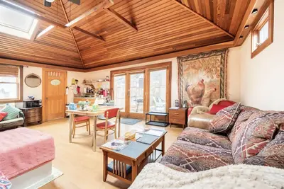 Image de Romantic cottage with hot tub. Close to hiking and breweries. Pet friendly!