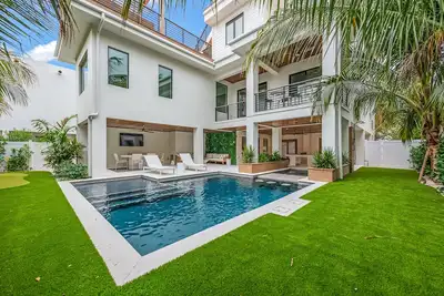 Image de Brand New home with Incredible Rooftop Deck and Pool! - Just Breathe