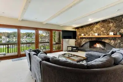 Image de The Lake House on Powers |Grassy Frontage |Lakeside Deck |Rec Room w/Pool Table & Bar |Fire Pit