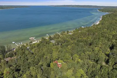 Image de Lake Charlevoix lakefront, 3 bedrooms, sleeps 8