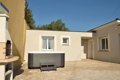 Image de Grande maison au calme tout confort- Piscine Privée & chauffée- Sauna / Jacuzzi