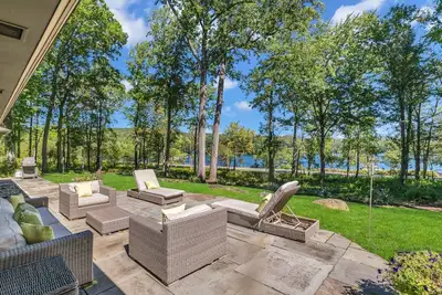 Image de Spacious Litchfield County Lake House steps away from Lake Waramaug Perfect. . .