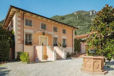 Image de Villa \/ Independent home à Camaiore avec 5 chambres à coucher, 10 couchages