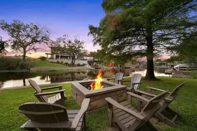 Image de Luxury Waterfront Farmhouse - Fire Pit, Chef's Kitchen-Poker Table -Sleeps 24
