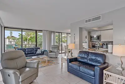 Image de Our House at the Beach, Across Street to Main Beach Access, Tennis, Heated Pool