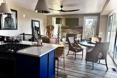 Image de Kick back and relaxing luxury home, calm western space near the Broadmoor.
