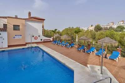 Image de Appartement 'Superb Nerja' avec piscine commune, Wi-Fi, Air-Con, près de la plage de Burriana