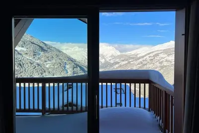 Image de Top floor duplex apartment. 2 spacious bedrooms upstairs and breathtaking views.
