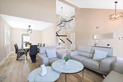 Image de Spacious Clean Home w/ Quality Furniture close to Disneyland & Huntington Beach!