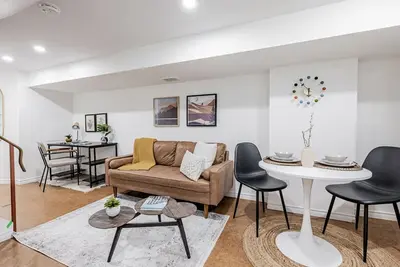 Image de Urban 1br Lower Suite in the Heart of the Junction
