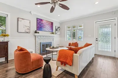 Image de City Oasis - Centrally located, family-sized house w/ pool & sun room