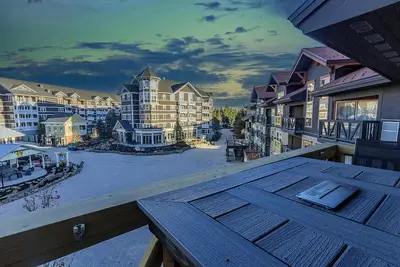 Image de Rl 419 - Enjoy summer in this newly renovated beauty. Awesome Village views!