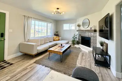 Image de Newly remodeled home, close to the airport and city attractions. Pet friendly!