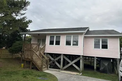 Image de Walk to beach! Emerald Isle beach home with cozy vibe and room for the family.