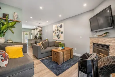 Combo3! 1 Mins to Banff Gate! New Reno Units for Team or Group